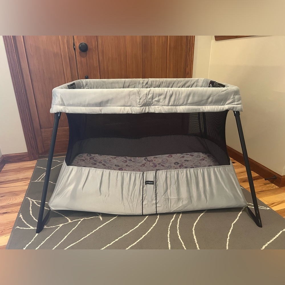 EUC Baby Bjorn Travel Crib Light